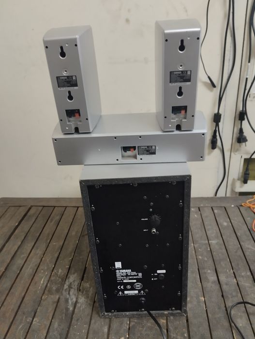 Yamaha субуфер +среда и две колони