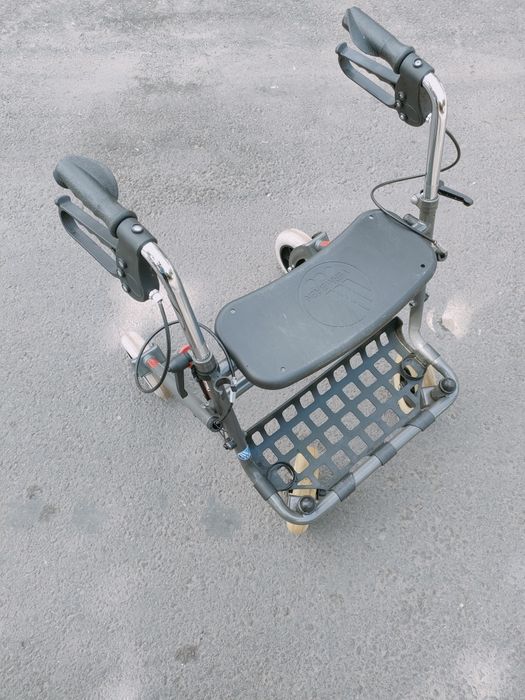 Cadru de mers cu roti ( rollator ) este destinat persoanelor cu mobili