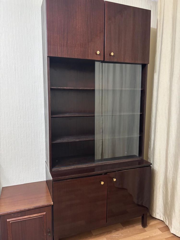 Продам мебель сервант и диван, тумба в хорошем состояний.