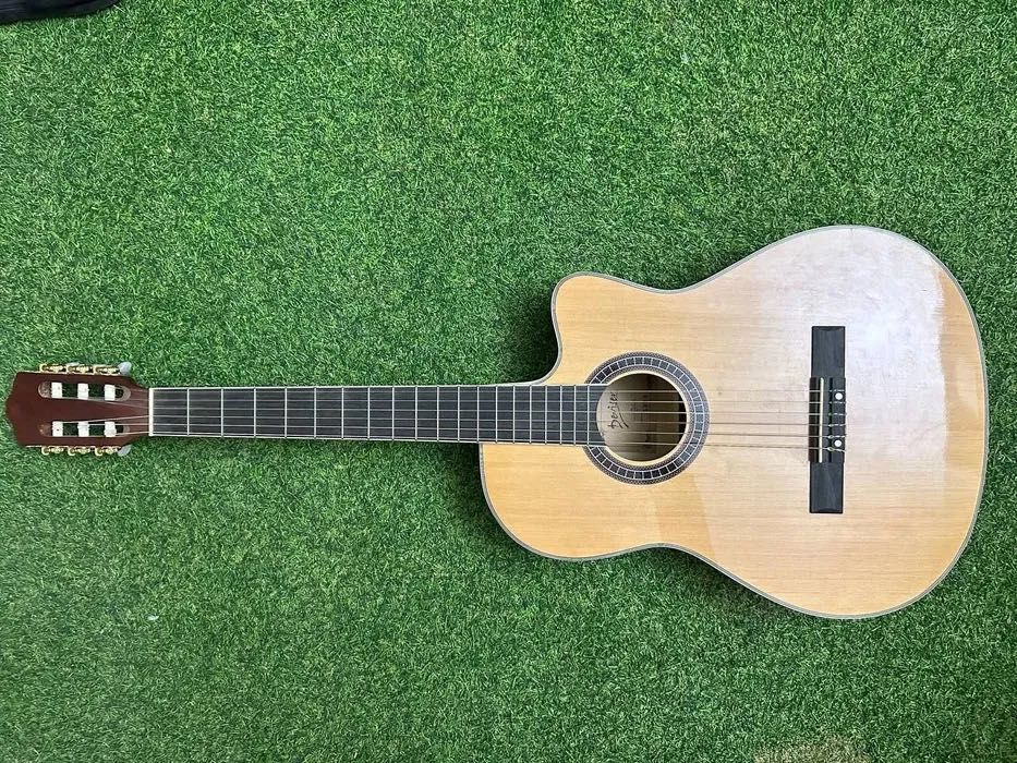 Gitara sotiladi narxi kelishiladi