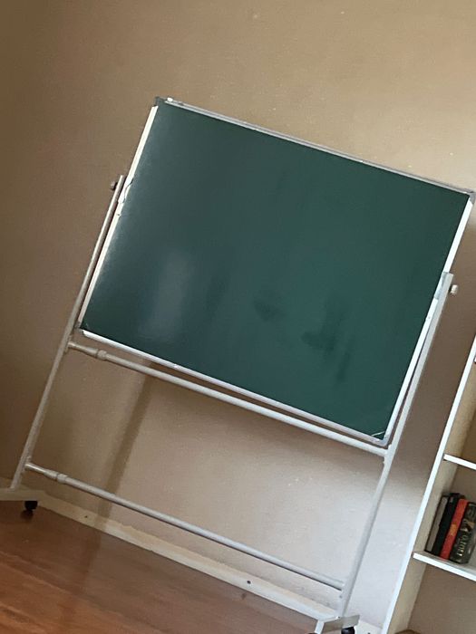 Доска школьная, на колесиках , двусторонняя мел и маркер. Новая