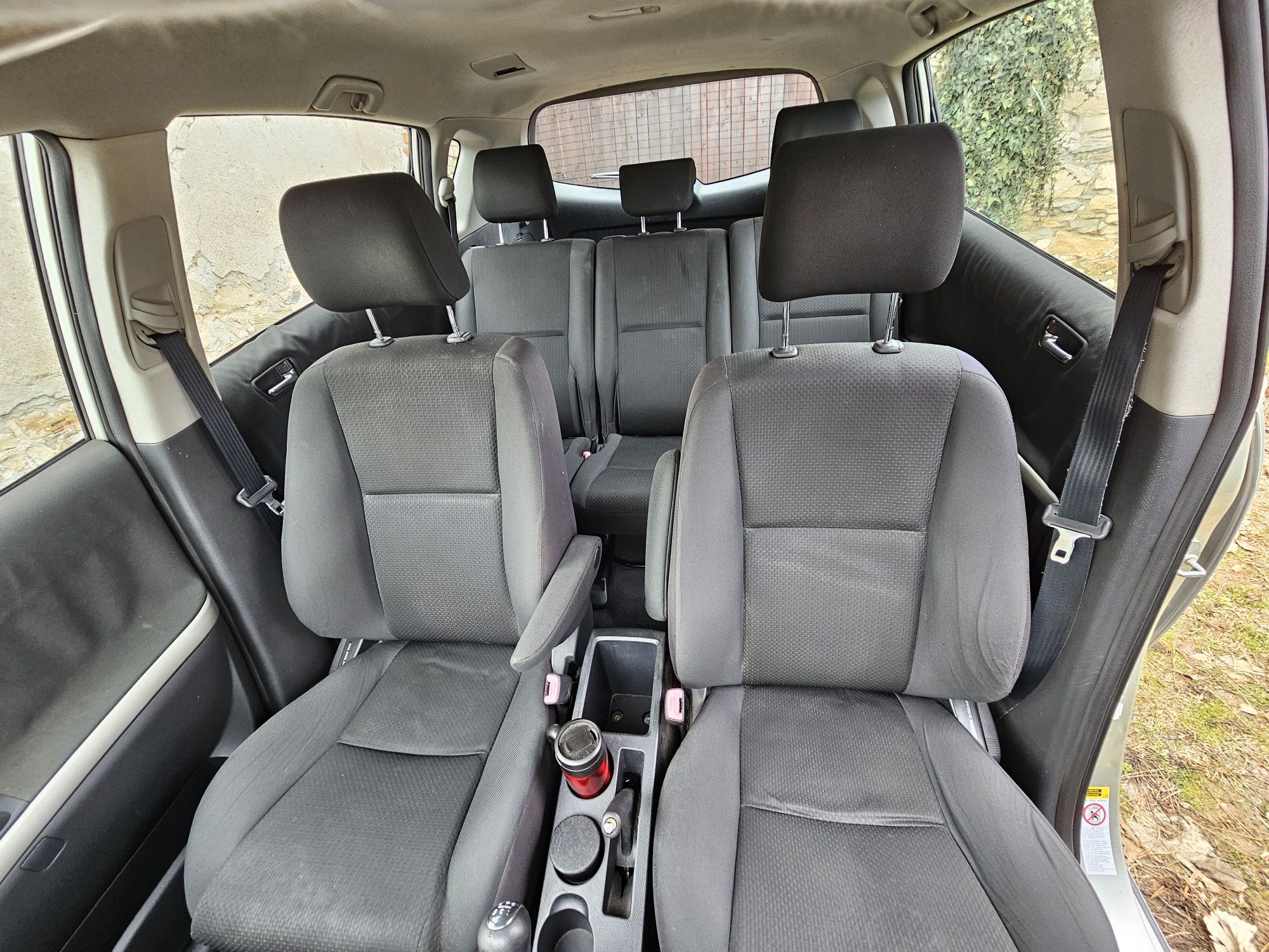 ПРОДАВАМ TOYOTA corolla verso 1,6 i