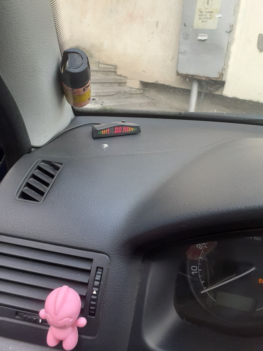 Senzori de parcare este montat pe masina