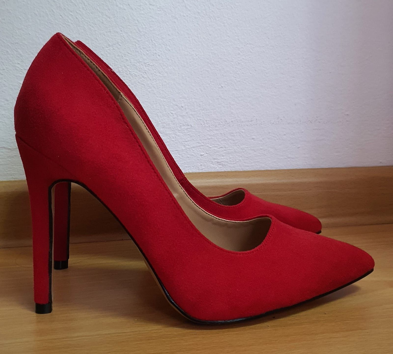 Pantofi stiletto roșii
Mărimea 37
Toc 10 cm