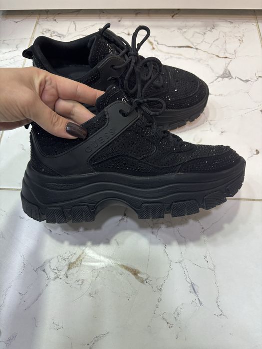 Сникърси Guess бестселър