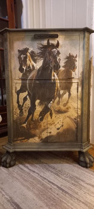 Антикварен шкаф с коне
