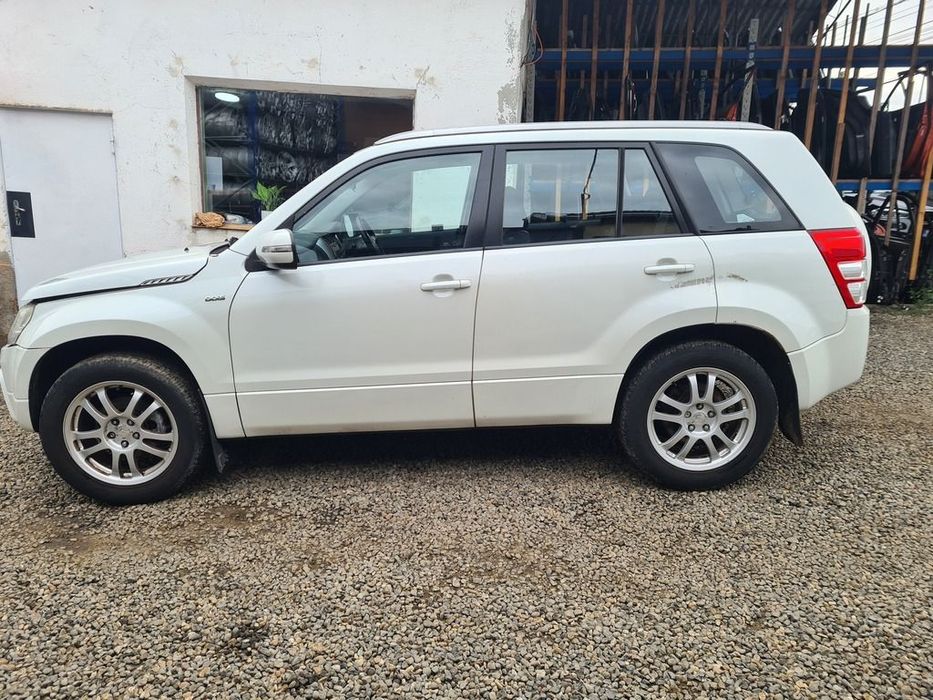 Aripa Dreapta Fata Suzuki Grand Vitara 2006 - 2012 4 Usi ALB (1091) LOVITA ȘI RUGINITA