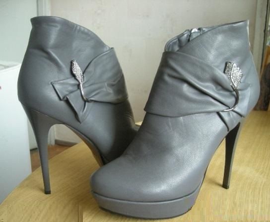 Обувки дамски-боти на ток, сиви и бежаво с кафяво