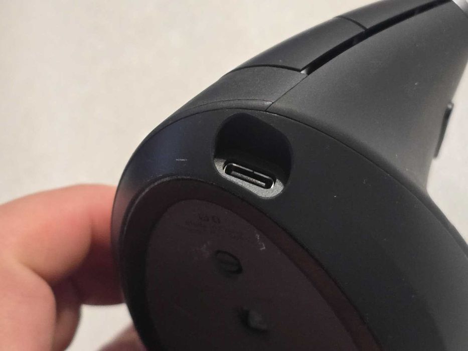 Mouse bluetooth Logitech MX Vertical, Gri, 4000 DPI USB-C