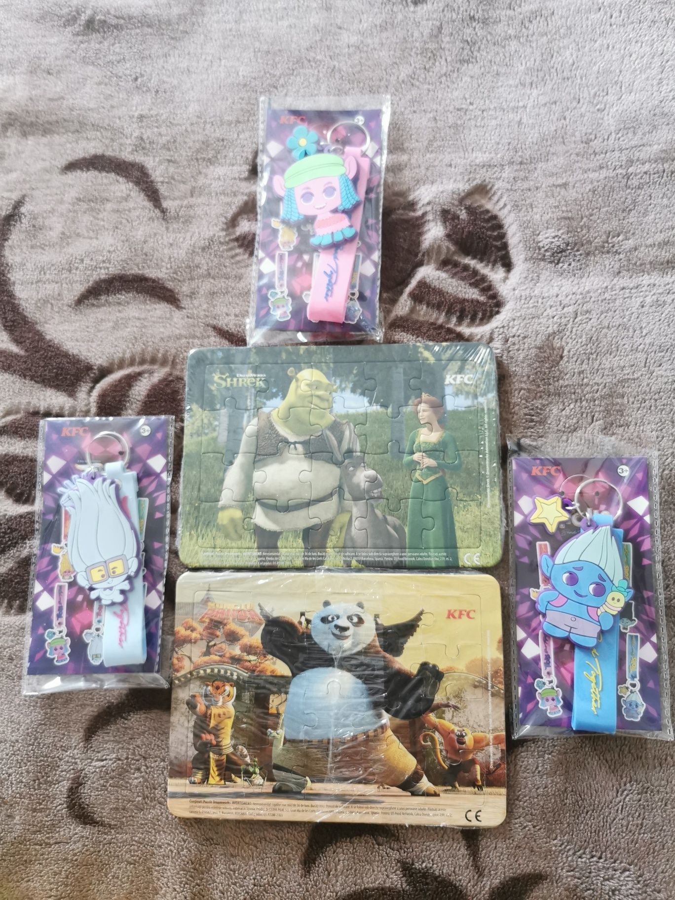 Set 2 puzzle și 3 breloace