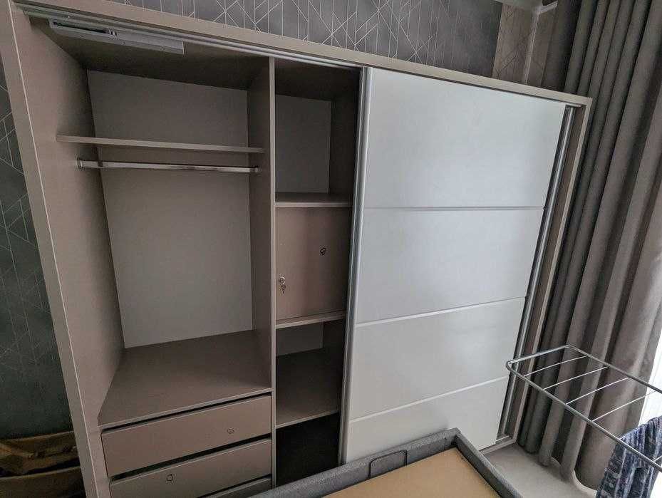 Спальная мебель (шкаф и трюмо)