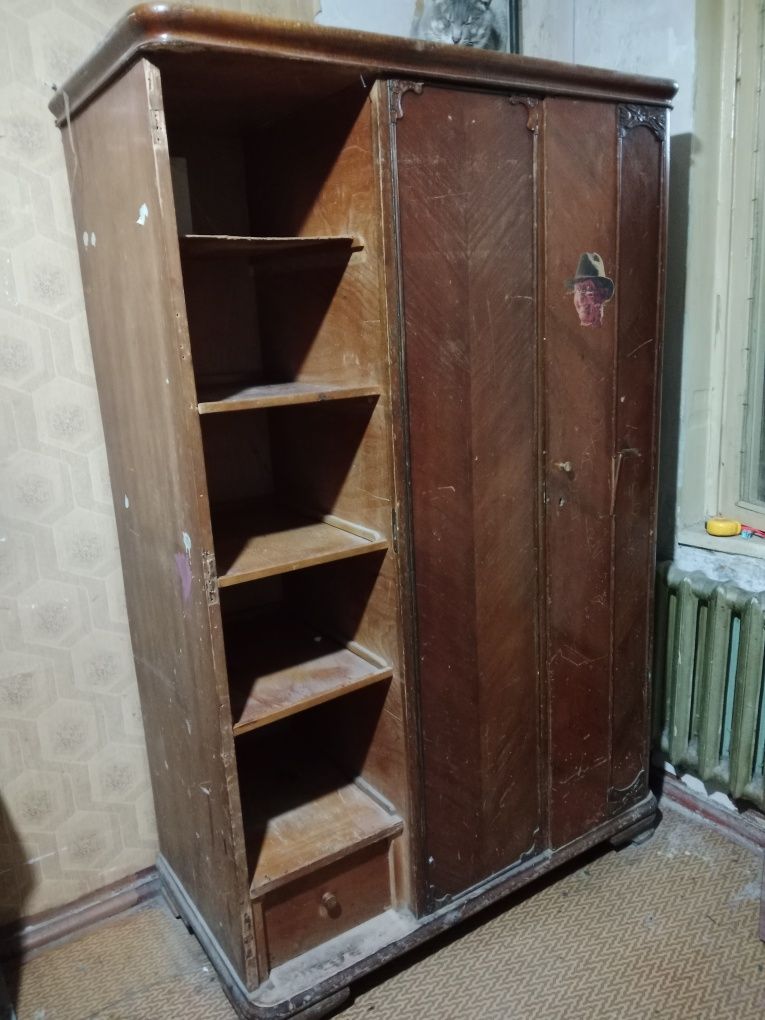 Продам шкаф антикварный