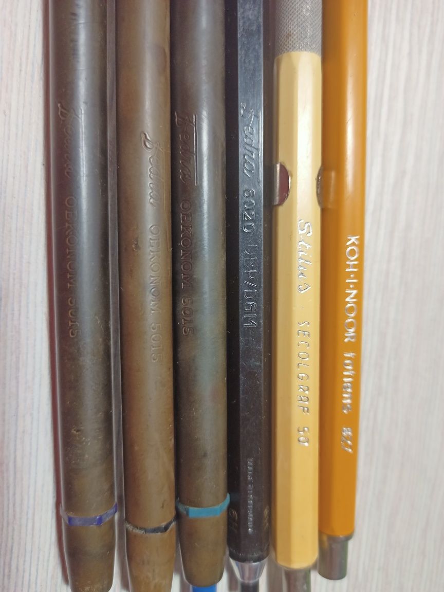 Set creioane mecanice si mine diverse grosimi si culori.