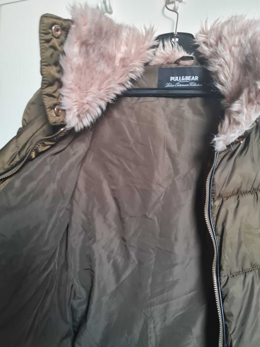 Зимно късо , ватирано яке с пухена яка.