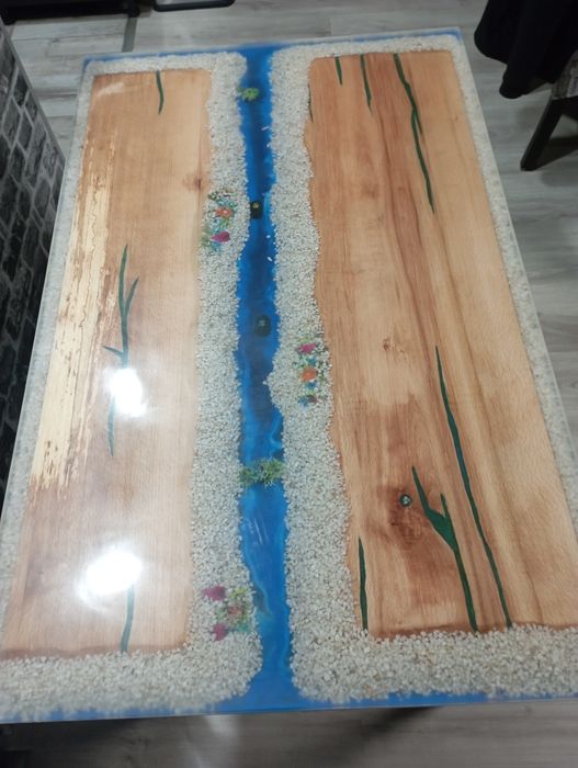 Vând masă rășină