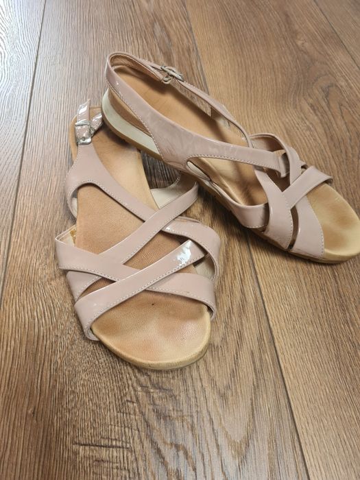 Sandale cu talpa joasă