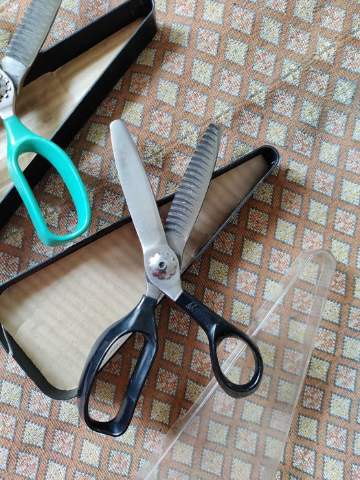 Продавам Професионални Ножици Зиг-заг – 2 броя, нови