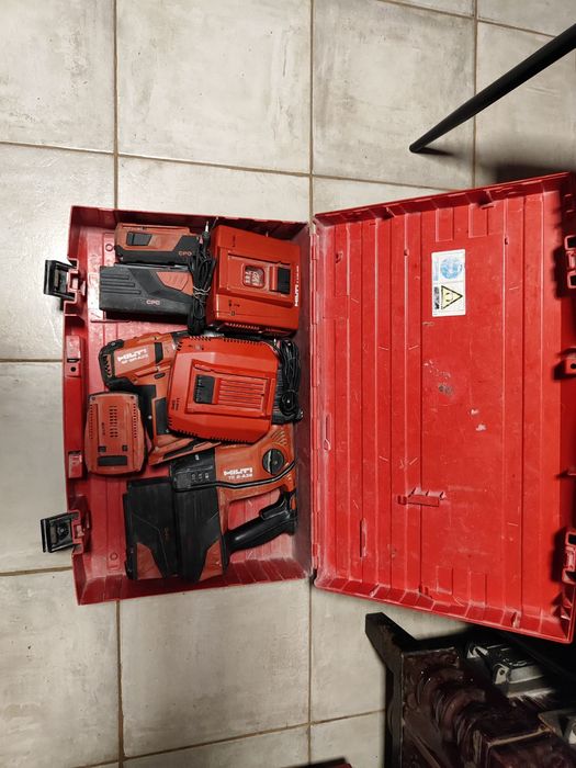 Vând set hilti cu 5 aculatori (impecabil)