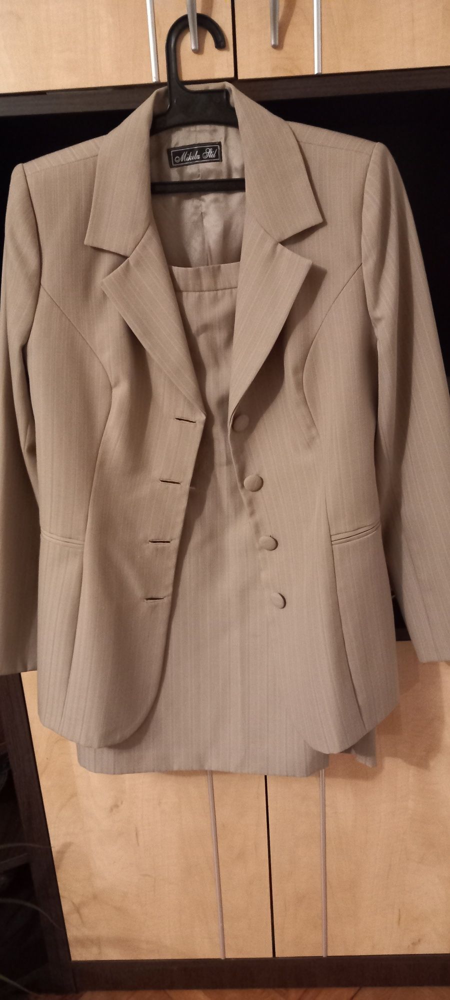 Costum cu fusta bej dama
