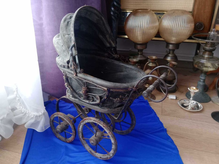Cărucior vechi pentru păpuși