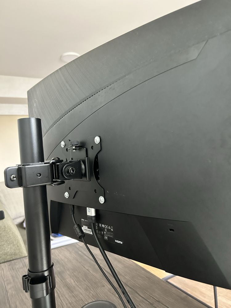 Monitor curbat MSI 24 inchi