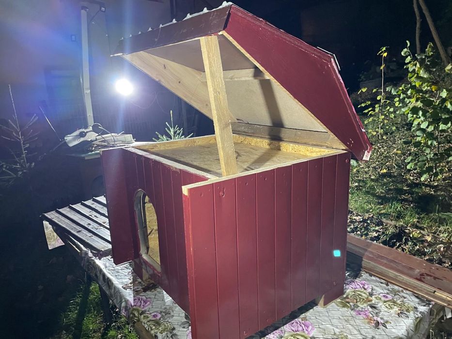 Cusca izolata pentru caini- spatiu de depozitare, acoperis rabatabil