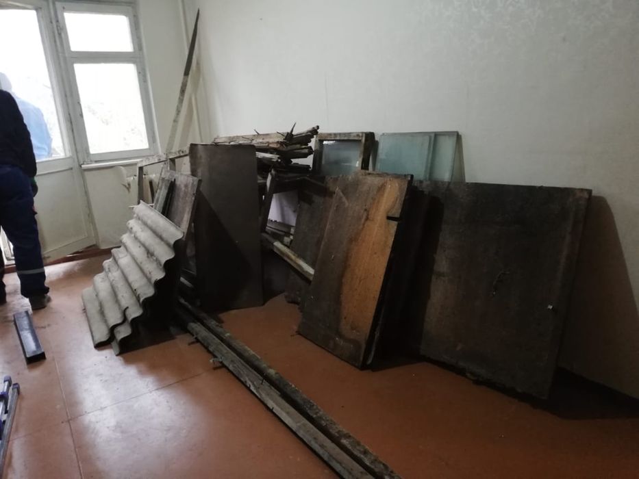 Отдам бесплатно дрова и рамы со стеклом.