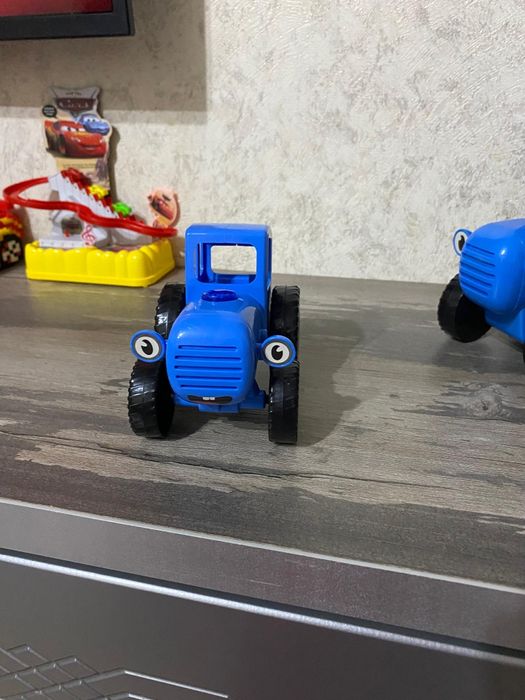 Продам игрушку синий трактор