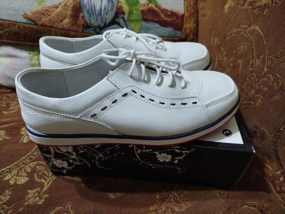 Новые женские кроссовки