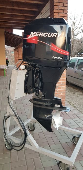 Barca cu motor semicabinata