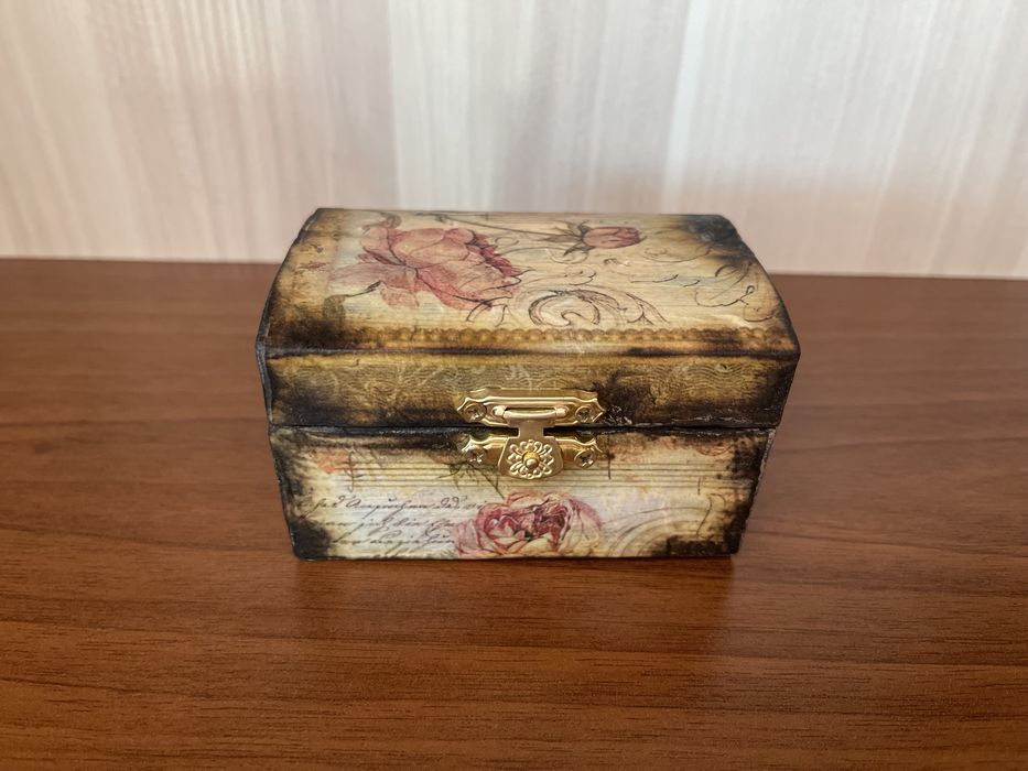 Дървена кутийка за бижута