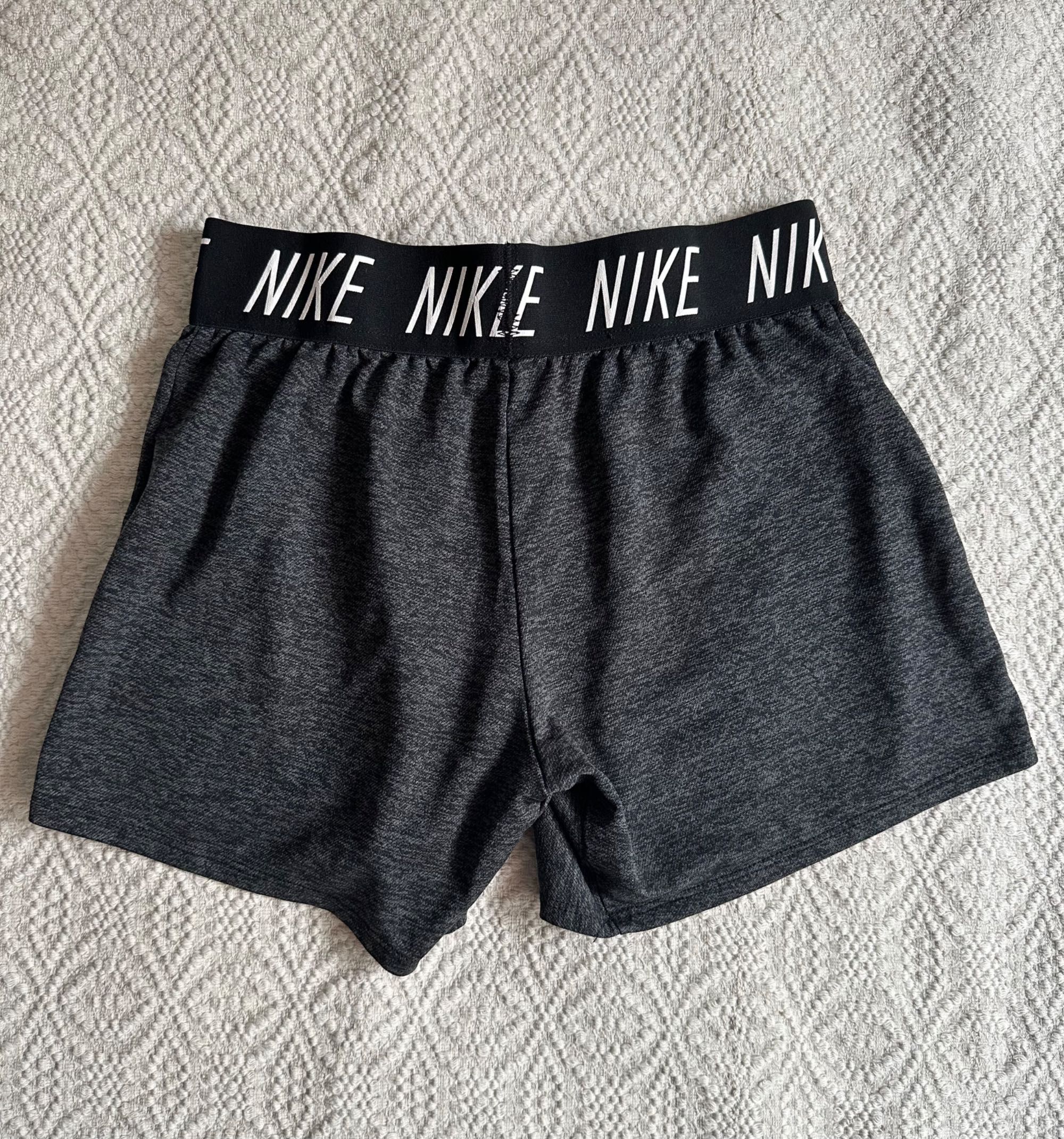 Дамски спортен къс клин Nike