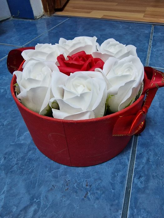 Cos cadou cu trandafiri din sapun si toarta