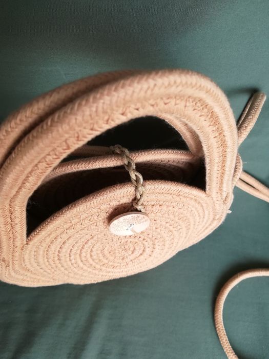 Продавам кръгла плетена дамска чанта