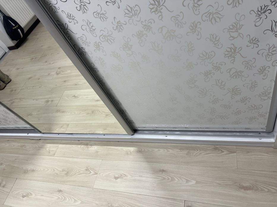 Vind dulap dresing pe sină cu oglinda,model deosebit,lucios,3usi culis