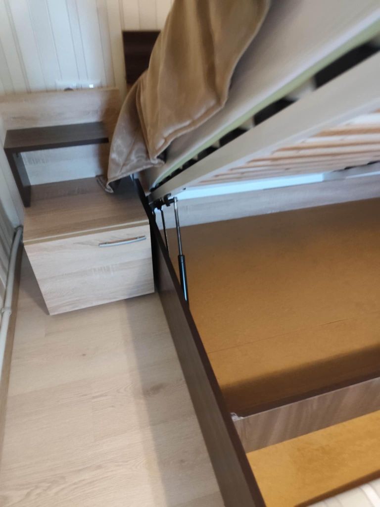 Продавам спалня с две нощни шкафчета 160/200