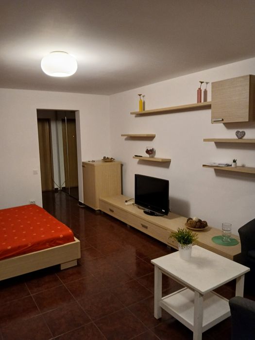 Închiriez garsoniera P-ța Progresul