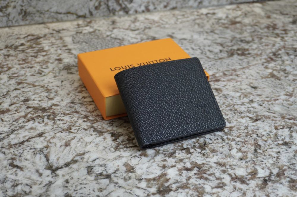 Мъжки портфейли Louis Vuitton с кутия.