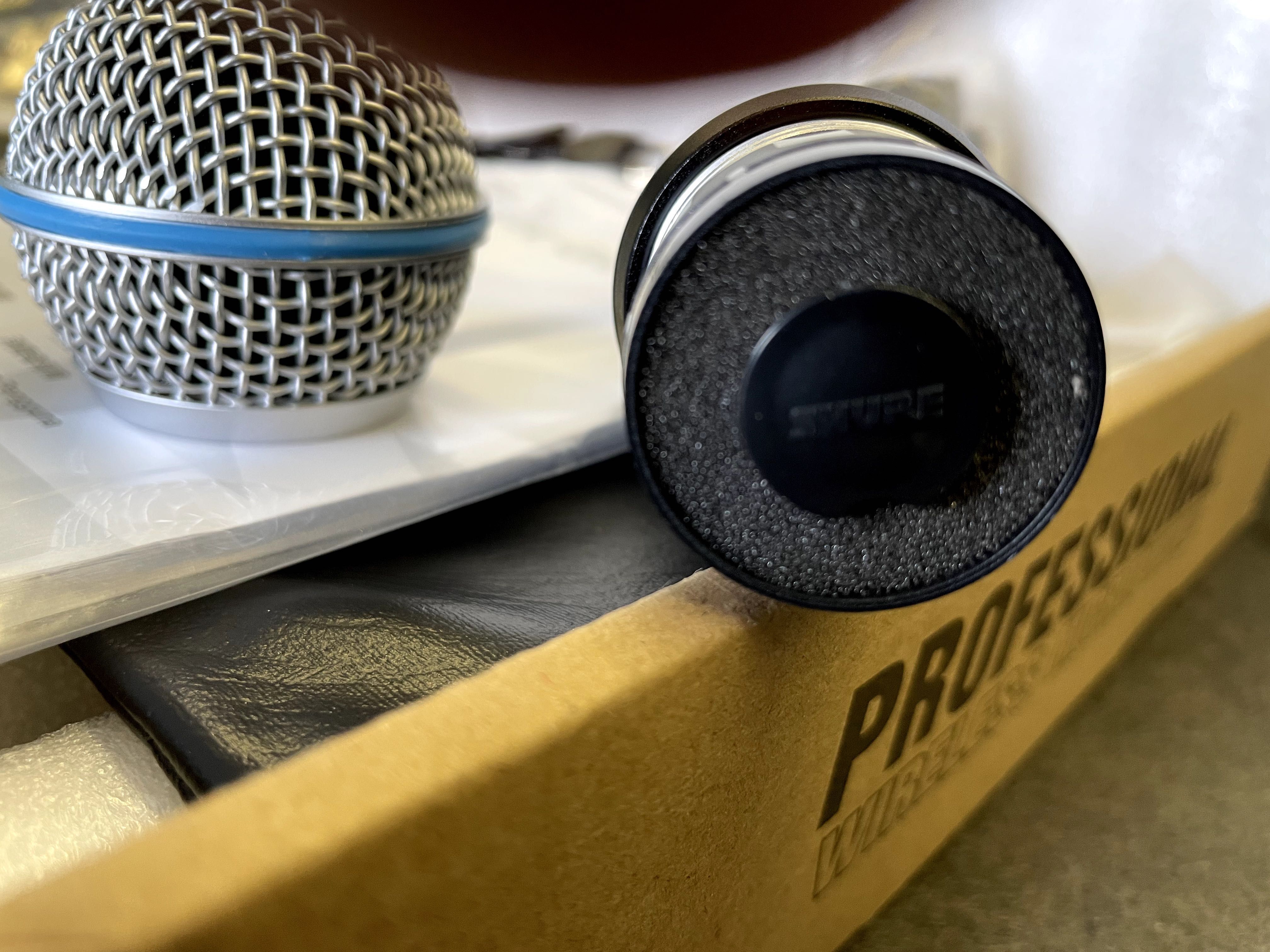 Безжичен микрофон Shure BLX 24