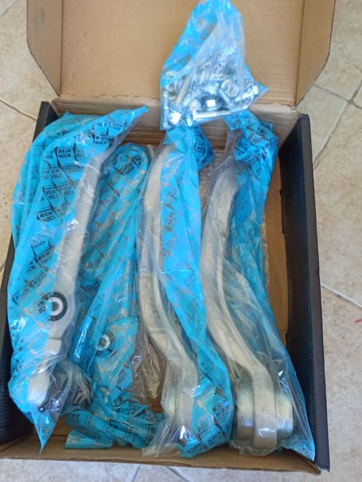 Комплект долни носачи за Audi A6 C5
Комплект долни носачи за Audi A6 C