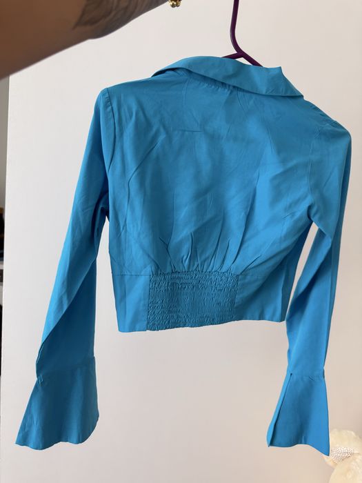 Стилна дамска ризс с V образно деколте .