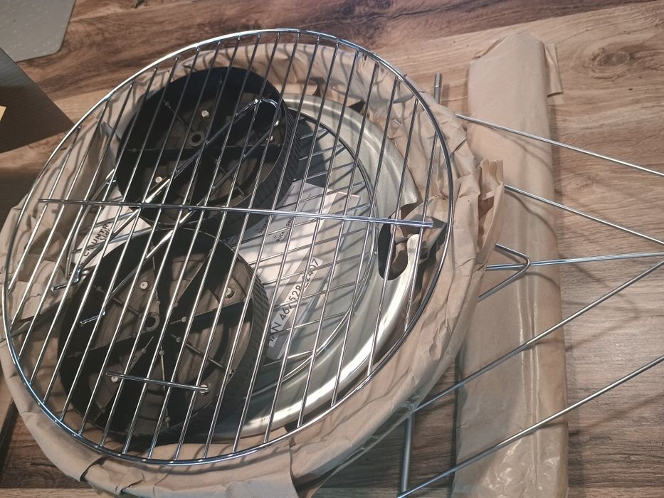 BBQ,Gratar rotund pe carbuni cu capac,roti