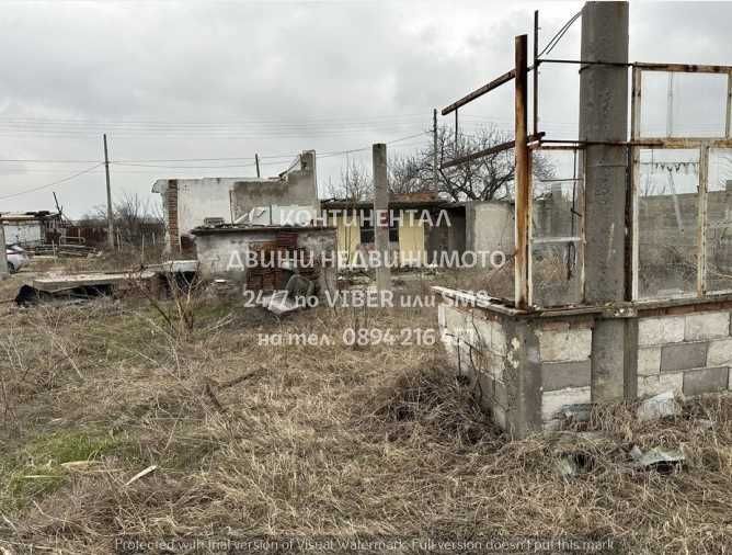 код.62560. Стара запусната къща тухла и бетон 50м2 в двор 630м2.