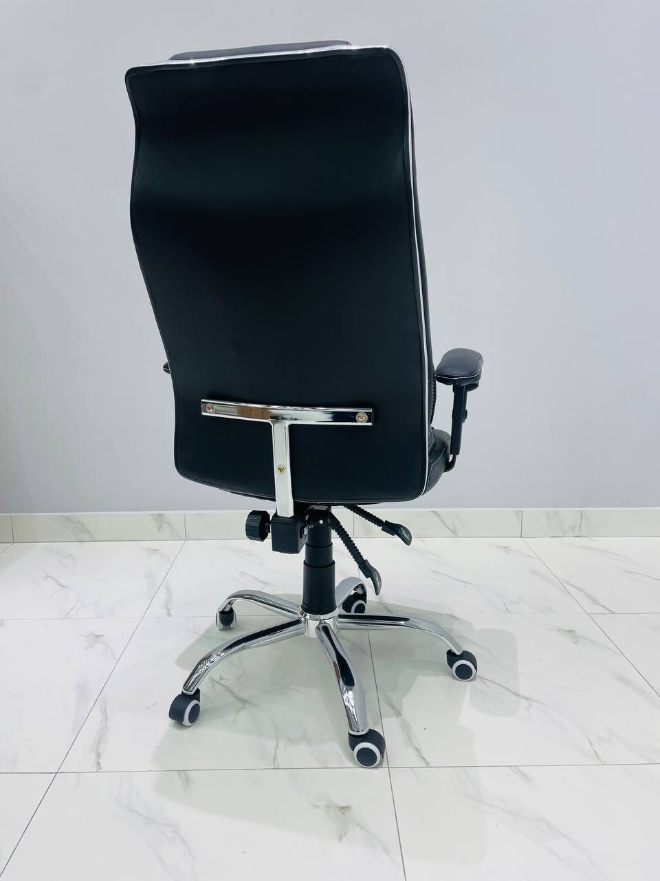 Офисное кресло для руководителя и персонала модель А065