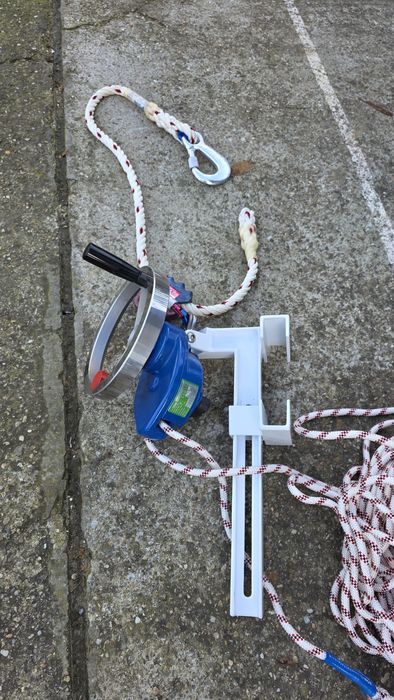 Dispozitiv de coborare sau salvare Nou