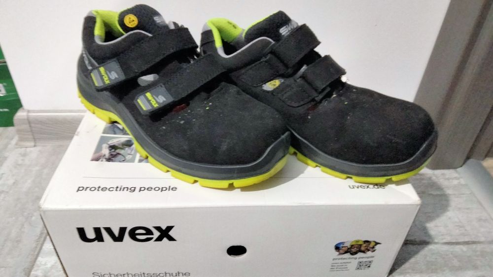 Safety shoes( Similar UVEX)
40