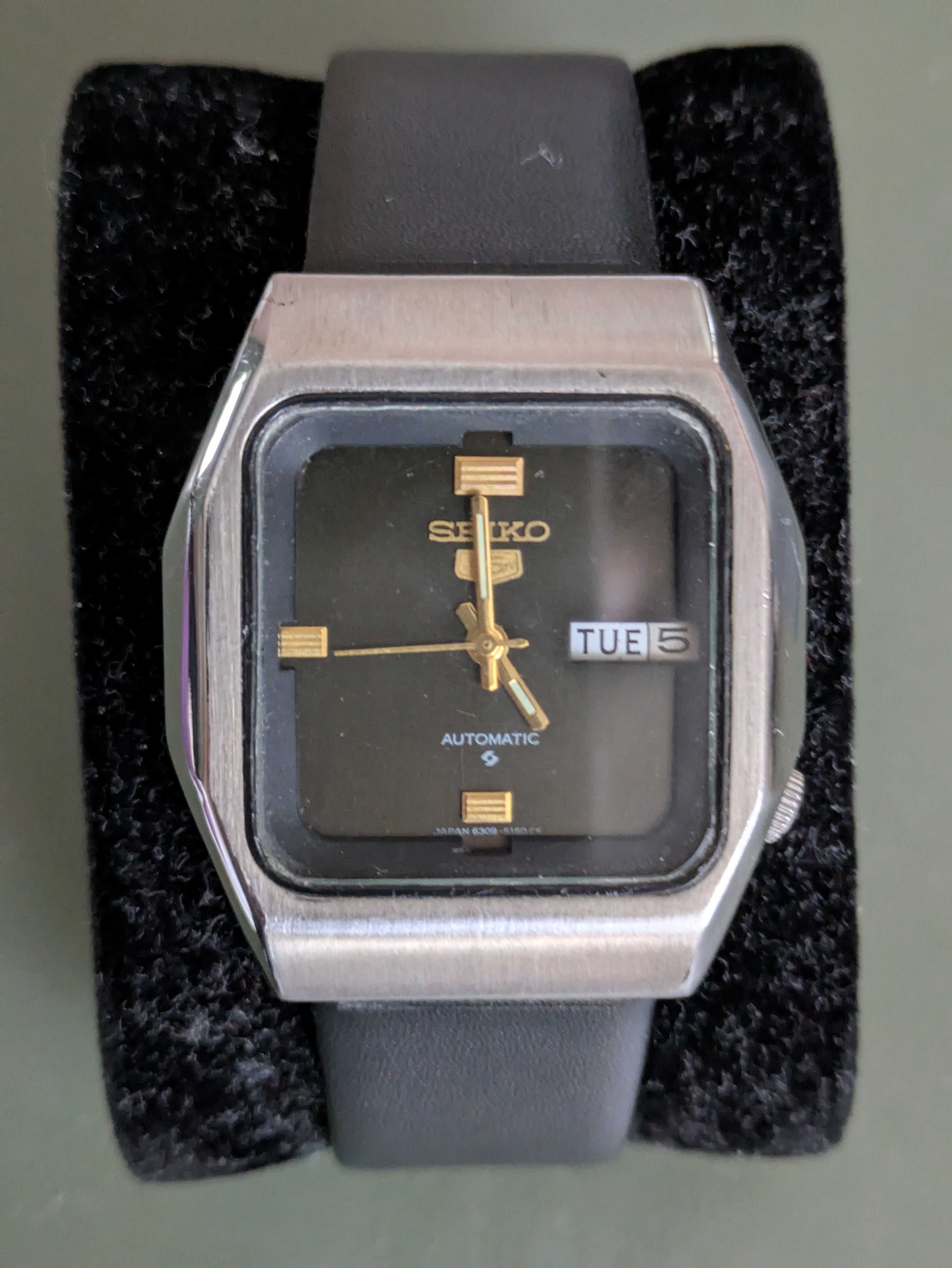Часовник Seiko 5 Automatic с интересна форма