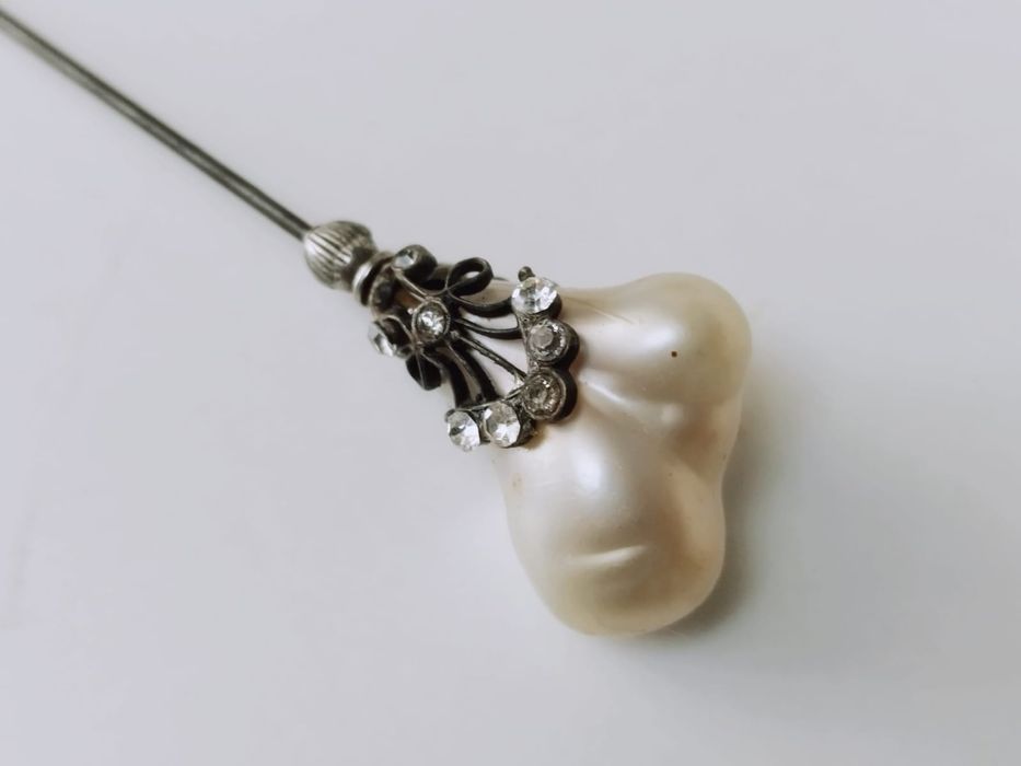 Agrafa de palarie/par decorativa cu o perla si pietre albe