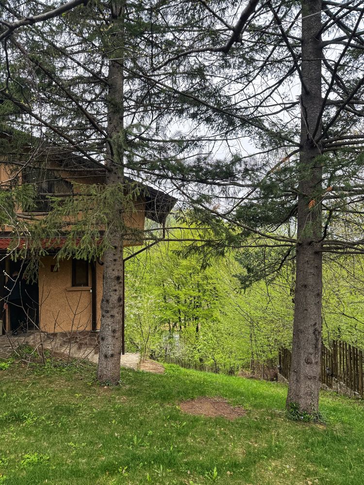 Продава двуетажна къща