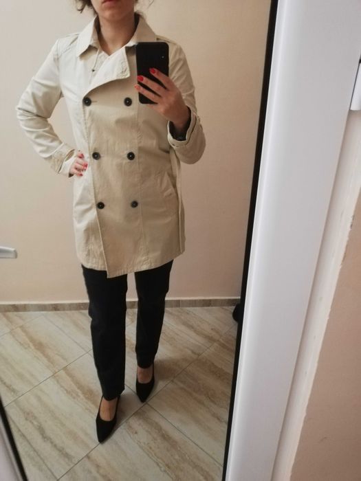 Светло бежово дамско манто Bershka